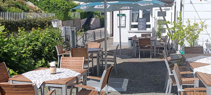 Biergarten der Gaststätte Zum Blasbachtal in Wetzlar-Blasbach mit Sonnenschirmen und gedeckten Tischen