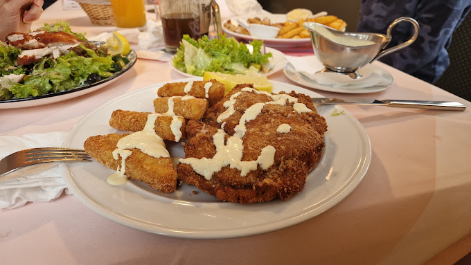 Cordon Bleu mit Sauce Hollandaise und Röstitalern in der Gaststätte Zum Blasbachtal