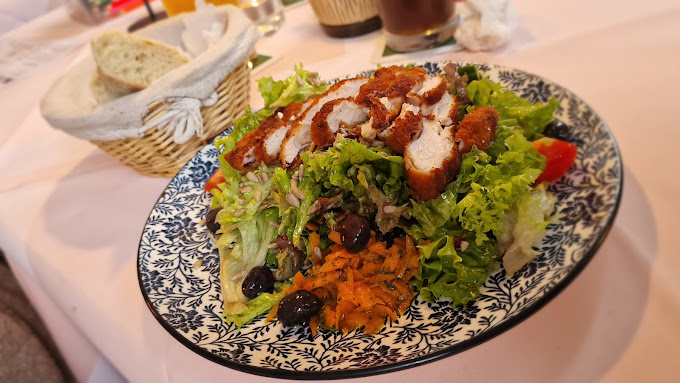 Salat Mary mit panierten Hähnchenstreifen aus der Speisekarte der Gaststätte Zum Blasbachtal